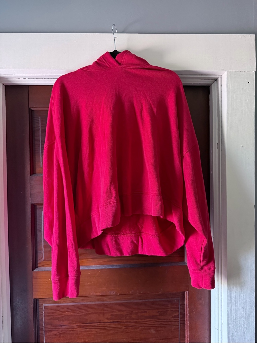 Cropped Hooded Pullover Sweatshirt in Red
